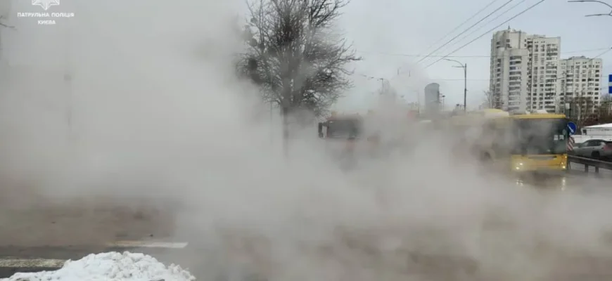 Через аварію на тепломережі у Києві обмежено рух транспорту на Лобановського. ФОТО Через аварію на тепломережі у Києві обмежено рух транспорту на Лобановського. ФОТО