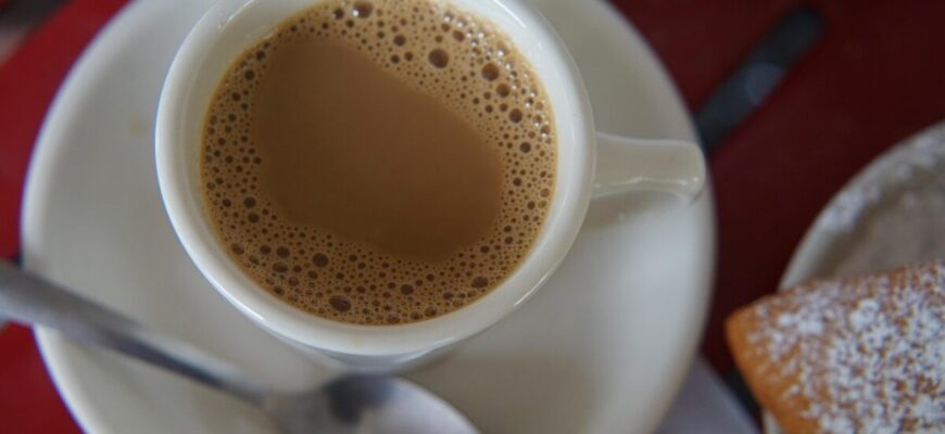 Навіщо в кав’ярнях додають у каву шматочок вершкового масла: 1 дія, що змінює смак кардинально Навіщо в кав’ярнях додають у каву шматочок вершкового масла: 1 дія, що змінює смак кардинально