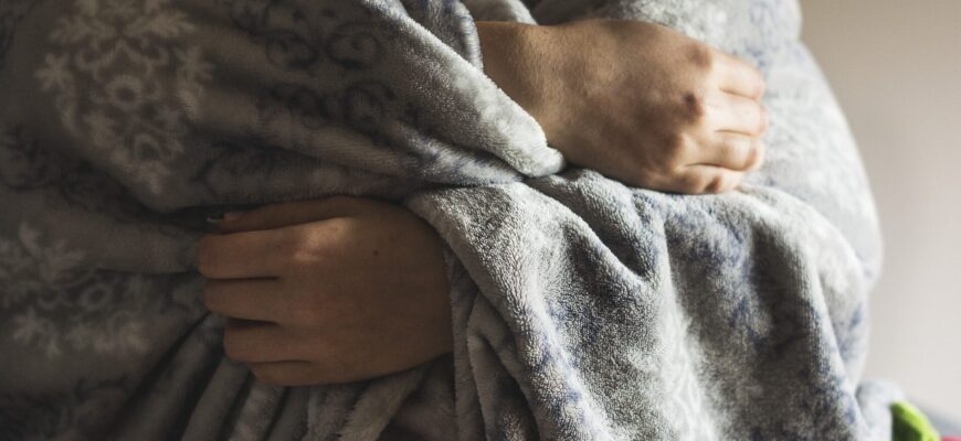 Українська “халабуда”: в селі знайшли варіант, як зігрітися в кімнаті, коли батареї холодні, і світла немає Українська “халабуда”: в селі знайшли варіант, як зігрітися в кімнаті, коли батареї холодні, і світла немає