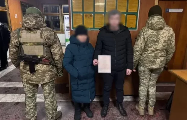 “Геніальний” план: 62-річна жінка одружилася із 25-річним сином подруги, щоб вивезти його за кордон “Геніальний” план: 62-річна жінка одружилася із 25-річним сином подруги, щоб вивезти його за кордон