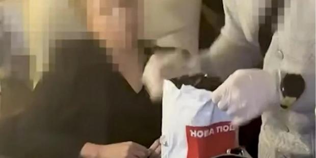 “Хто нас не любить, того наздоганяє карма”: Смілянський пожартував через пакет із грошима з логотипом Нової пошти на відео з Тимошенко (фотофакт) “Хто нас не любить, того наздоганяє карма”: Смілянський пожартував через пакет із грошима з логотипом Нової пошти на відео з Тимошенко (фотофакт)