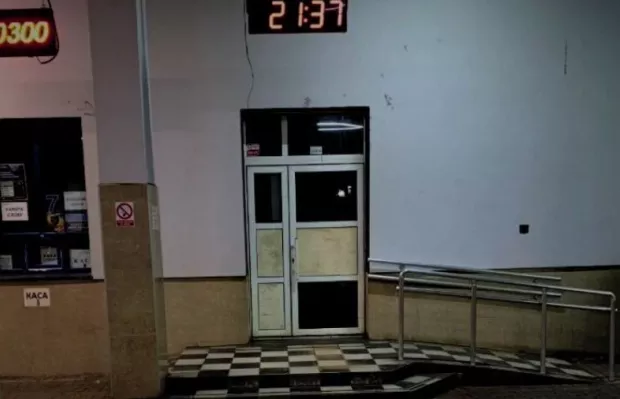 “І це коли на вулиці до мінус 15 градусів морозу”: У Чернівцях ветерана вигнали з автовокзалу через закриття зали очікування (фото) “І це коли на вулиці до мінус 15 градусів морозу”: У Чернівцях ветерана вигнали з автовокзалу через закриття зали очікування (фото)