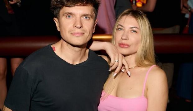 Їхала на похорон військового: Відомий телеведучий обурився штрафом для дружини за брудні номери на автівці (фото) Їхала на похорон військового: Відомий телеведучий обурився штрафом для дружини за брудні номери на автівці (фото)