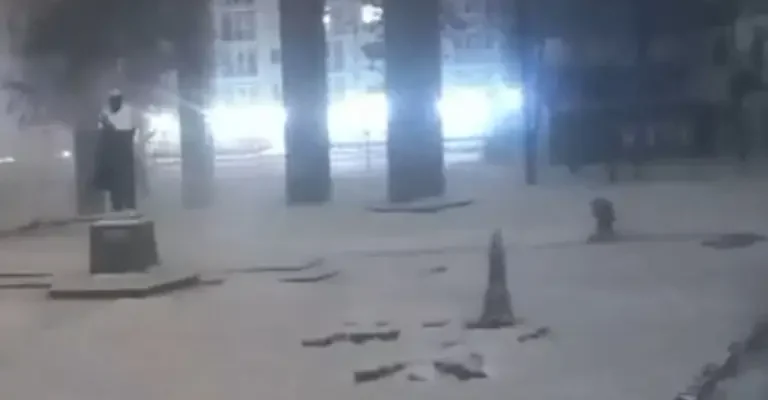 Безстрашна львівська комунальниця продовжила працювати після влучання дрона Безстрашна львівська комунальниця продовжила працювати після влучання дрона