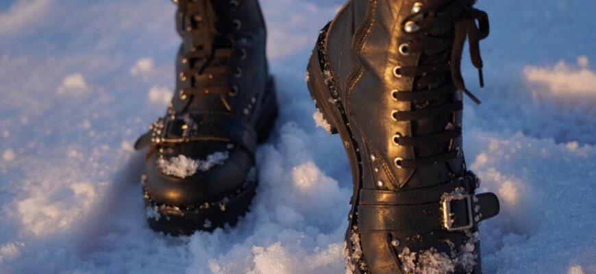 Не падаю, коли виходжу на вулицю, бо роблю от що: клею по 3 стрічки на підошву – і спокійно собі ходжу Не падаю, коли виходжу на вулицю, бо роблю от що: клею по 3 стрічки на підошву – і спокійно собі ходжу