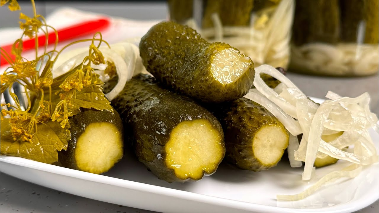 Кулінари розповіли, чи можна їсти консервовані огірки з білим нальотом