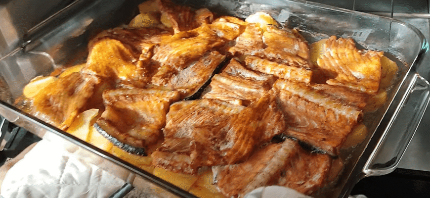 Рецепт підслухала в трамваї: береш хребет лосося і готуєш разом з картоплею у духовці – це 10 з 10 Рецепт підслухала в трамваї: береш хребет лосося і готуєш разом з картоплею у духовці – це 10 з 10