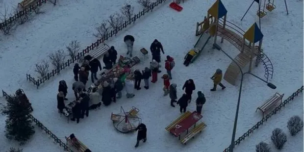 Із шашликами та віскі: Під час відключення світла кияни влаштували пікнік у дворі будинку (фото) Із шашликами та віскі: Під час відключення світла кияни влаштували пікнік у дворі будинку (фото)