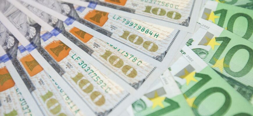 Курс валют на 29 січня: скільки коштуватимуть долар, євро і злотий Курс валют на 29 січня: скільки коштуватимуть долар, євро і злотий