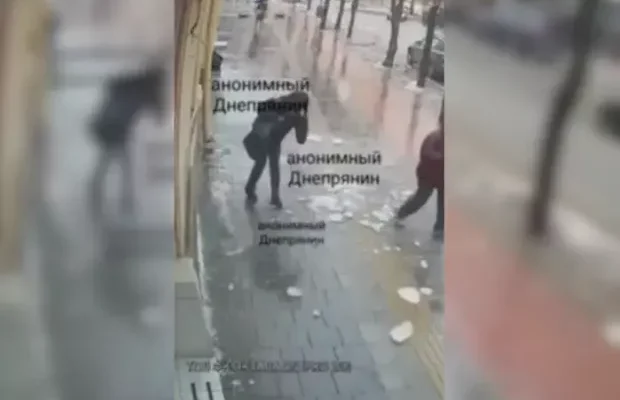 Людей врятували лічені сантиметри: У Дніпрі величезна бурулька ледь не призвела до трагедії (відео) Людей врятували лічені сантиметри: У Дніпрі величезна бурулька ледь не призвела до трагедії (відео)