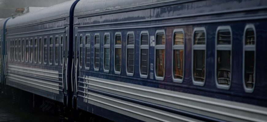 Люди ховалися під вагонами: в Мережі з’явились кадри атаки на “Укрзалізницю” Люди ховалися під вагонами: в Мережі з’явились кадри атаки на “Укрзалізницю”