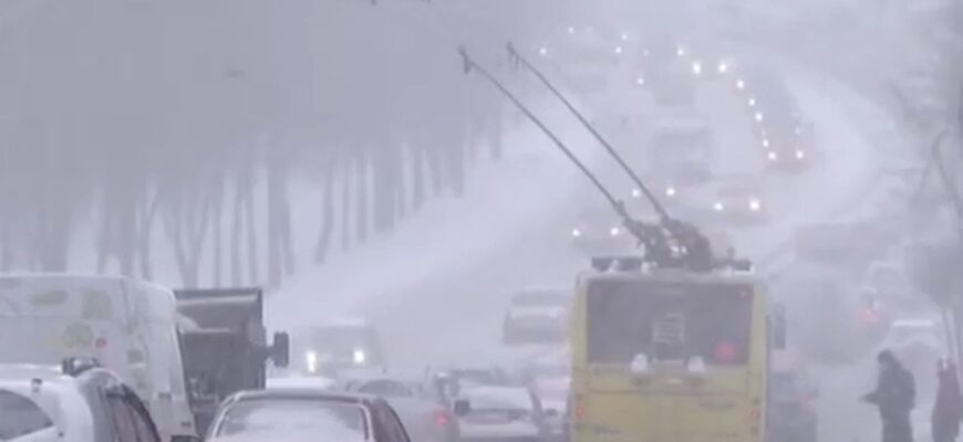 Максимальна увага: Київ та область стрімко засипає снігом, великі проблеми на дорогах – відео Максимальна увага: Київ та область стрімко засипає снігом, великі проблеми на дорогах – відео