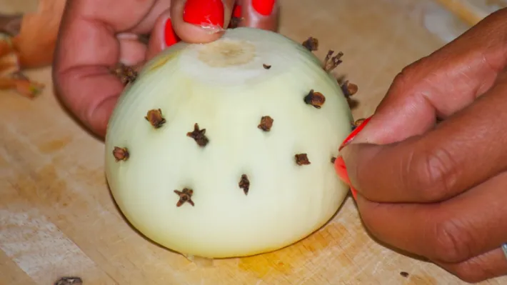 Моя бабуся завжди встромляла гвоздику в цибулю: ось чому Моя бабуся завжди встромляла гвоздику в цибулю: ось чому