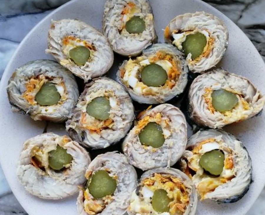 Рецепт рулетиків з фаршированої скумбрії на новорічно-різдвяний стіл