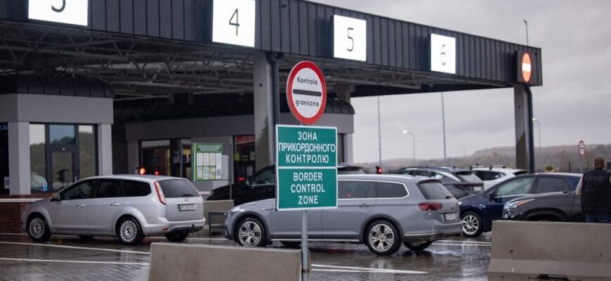 Нардеп заявив про масовий виїзд молоді з України: у ДПСУ спростували Нардеп заявив про масовий виїзд молоді з України: у ДПСУ спростували