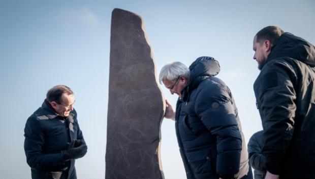 Нас єднає 1000-літня історія: Україна та Норвегія відкрили рунічний камінь у Витачеві на Київщині Нас єднає 1000-літня історія: Україна та Норвегія відкрили рунічний камінь у Витачеві на Київщині