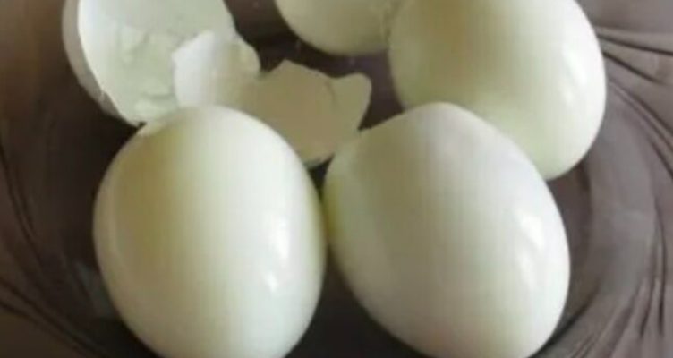 Не сіль, не “дірочка” голкою, не крuжана вода: 1 трюк перед варкою, і навіть найсвіжіші яйця легко чистяться Не сіль, не “дірочка” голкою, не крuжана вода: 1 трюк перед варкою, і навіть найсвіжіші яйця легко чистяться
