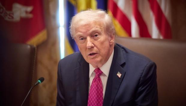 Не стримався: Трамп вилаяв та показав середній палець працівнику заводу Ford Не стримався: Трамп вилаяв та показав середній палець працівнику заводу Ford