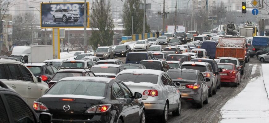 Негода паралізує дороги в Україні: де обмежено рух транспорту Негода паралізує дороги в Україні: де обмежено рух транспорту