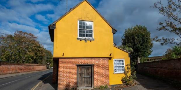 Ніхто не витримував там довше трьох років: Жінка купила будинок мрії, але вже за добу сильно пошкодувала (фото) Ніхто не витримував там довше трьох років: Жінка купила будинок мрії, але вже за добу сильно пошкодувала (фото)