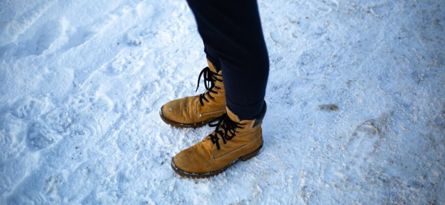 Кладу це в черевики замість устілок – і ноги сухі навіть після 10 см снігу: без соди та солі Кладу це в черевики замість устілок – і ноги сухі навіть після 10 см снігу: без соди та солі