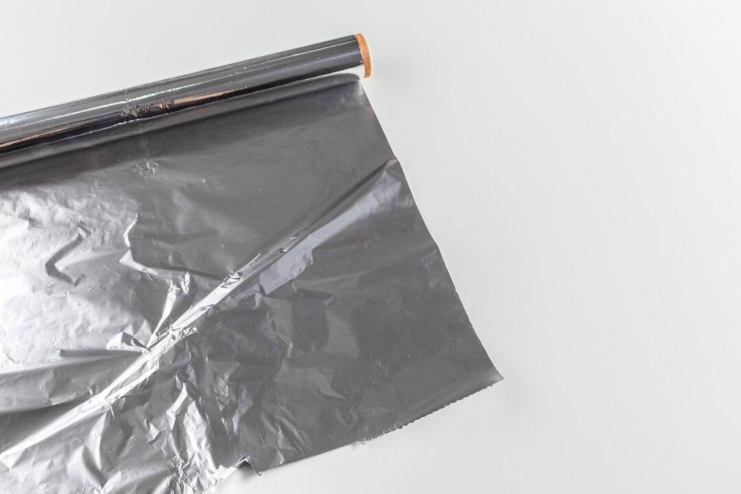 Господині розповіли, як користуватися фольгою для запікання у побуті