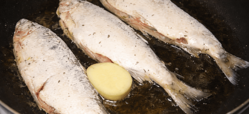 Чоловік йшов з дому, коли я смажила рибу: тепер кладу на сковорідку поруч 1 кружечок картоплі – не тхне Чоловік йшов з дому, коли я смажила рибу: тепер кладу на сковорідку поруч 1 кружечок картоплі – не тхне