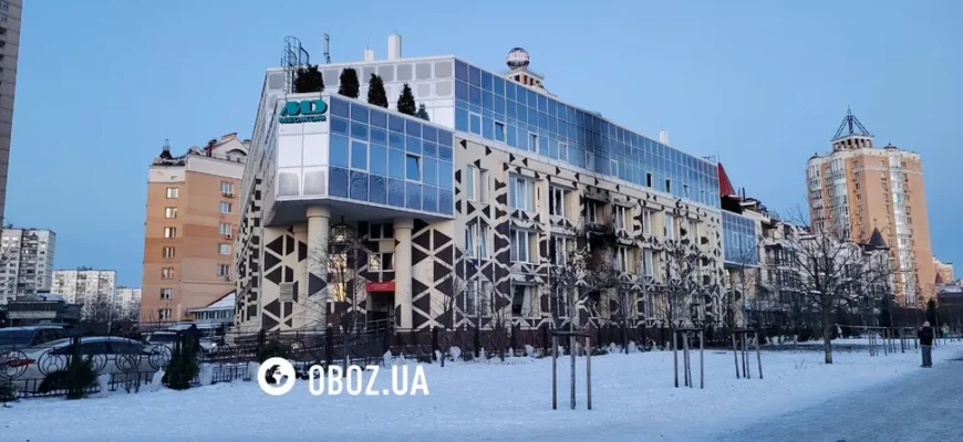 Діра у стіні та вибиті вікна: наслідки влучання російського “Шахеда” в медзаклад на Оболоні в Києві. Фото Діра у стіні та вибиті вікна: наслідки влучання російського “Шахеда” в медзаклад на Оболоні в Києві. Фото