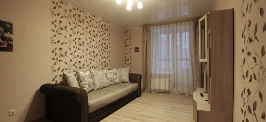 Я працюю менеджером з проєктів у банку. Робота хороша, однак багато обов’язків. Часто я приїжджаю додому майже під вечір або навіть уночі. Буває, що викликають на роботу навіть у неділю. Одного разу я прокинулася від шуму в іншій кімнаті. “Тихо, дружина спить” – сказав мій чоловік Я працюю менеджером з проєктів у банку. Робота хороша, однак багато обов’язків. Часто я приїжджаю додому майже під вечір або навіть уночі. Буває, що викликають на роботу навіть у неділю. Одного разу я прокинулася від шуму в іншій кімнаті. “Тихо, дружина спить” – сказав мій чоловік