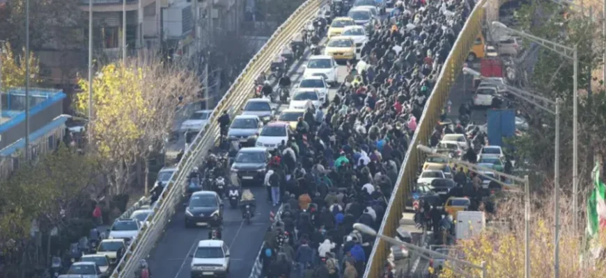 Початок кінця режиму: в Ірані силовики складають зброю та обіймаються з мітингувальниками. ВІДЕО Початок кінця режиму: в Ірані силовики складають зброю та обіймаються з мітингувальниками. ВІДЕО