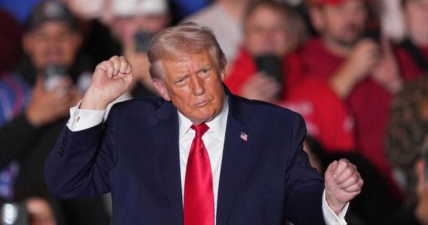 Помре він не від скромності: Трамп перейменував на свою честь дорогу, якою їздить додому Помре він не від скромності: Трамп перейменував на свою честь дорогу, якою їздить додому