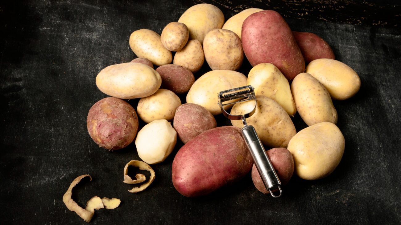 Городники розповіли, як використати картопляні очистки в теплиці Городники розповіли, як використати картопляні очистки в теплиці