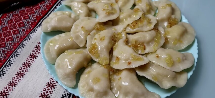 Тісто на вареники еластичне і не рветься: як замісити без “забитості” Тісто на вареники еластичне і не рветься: як замісити без “забитості”