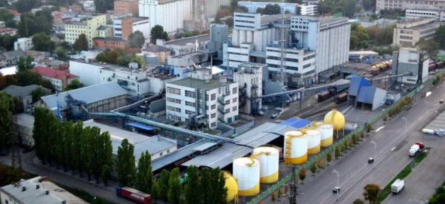 Російські дрони завдали удару по маслозаводу «Олейна»: на вулиці Дніпра вилилося 300 тонн олії. ВІДЕО Російські дрони завдали удару по маслозаводу «Олейна»: на вулиці Дніпра вилилося 300 тонн олії. ВІДЕО