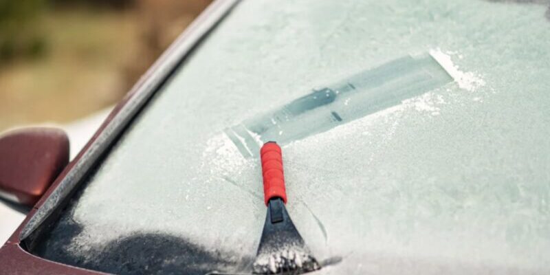 Водії відкрили дивний, але дієвий спосіб захистити лобове скло від льоду Водії відкрили дивний, але дієвий спосіб захистити лобове скло від льоду