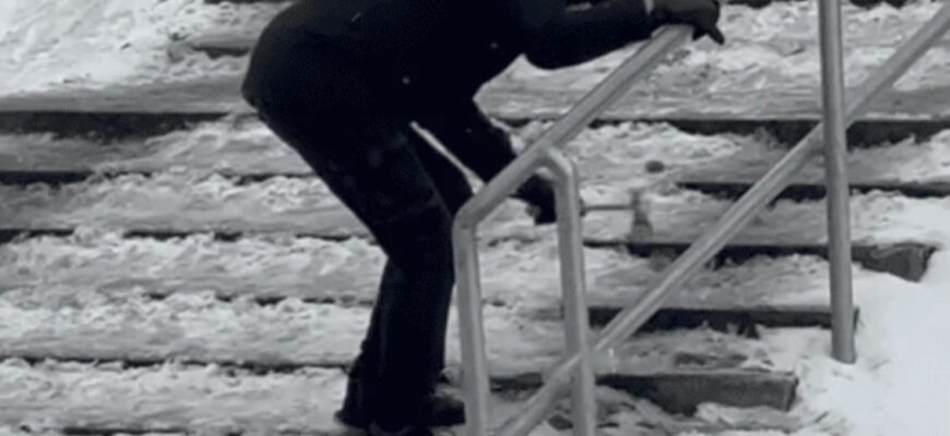 Крижаний колапс у Києві — хто винен: депутат зламав хребет, а киянам радять брати лопати та сокири Крижаний колапс у Києві — хто винен: депутат зламав хребет, а киянам радять брати лопати та сокири