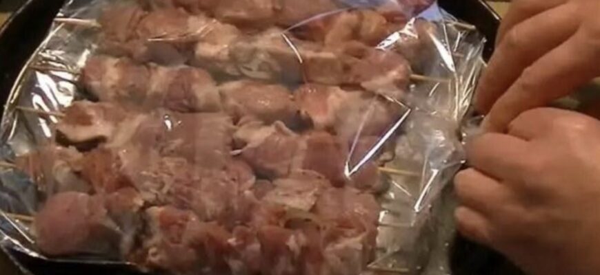 Новий метод приготування шашликів – запікати у рукаві. Повірте, м’ясо таке ніжне та соковите, що пальчики оближеш! На мангалі таке ніколи не вийде! Новий метод приготування шашликів – запікати у рукаві. Повірте, м’ясо таке ніжне та соковите, що пальчики оближеш! На мангалі таке ніколи не вийде!