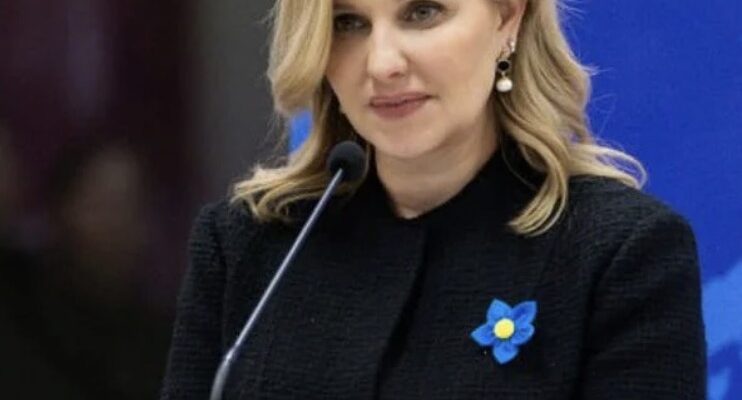 У чорному вбранні і з синьо-жовтою квіткою: Олена Зеленська під час робочого візиту до Литви У чорному вбранні і з синьо-жовтою квіткою: Олена Зеленська під час робочого візиту до Литви