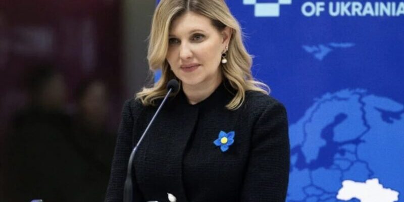 У чорному вбранні і з синьо-жовтою квіткою: Олена Зеленська під час робочого візиту до Литви У чорному вбранні і з синьо-жовтою квіткою: Олена Зеленська під час робочого візиту до Литви