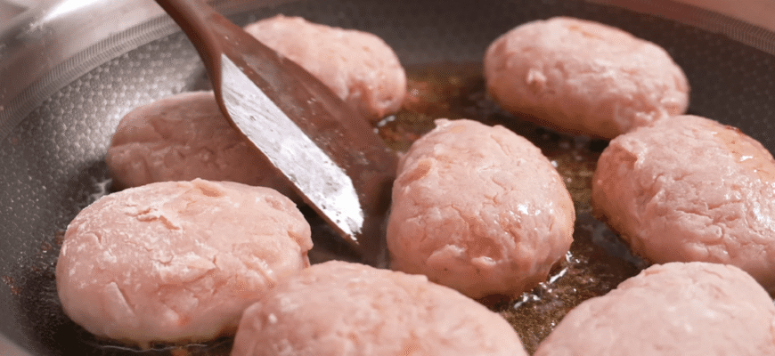 Котлети виходять високі, пишні і соковиті: фарш такий смачний, що не повірила своєму язику Котлети виходять високі, пишні і соковиті: фарш такий смачний, що не повірила своєму язику