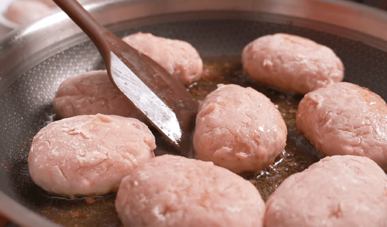 Рецепт найсоковитіших курячих котлет з начинкою із сиру та вершкового масла