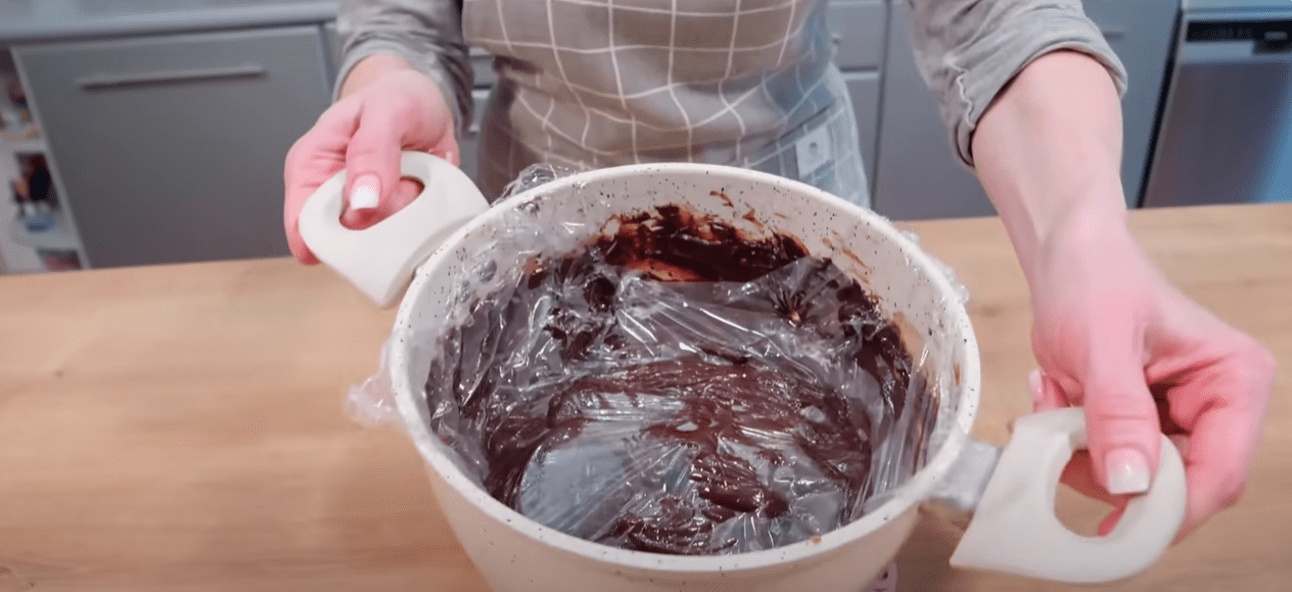 Вишуканий та простий тертий пиріг з шоколадним кремом