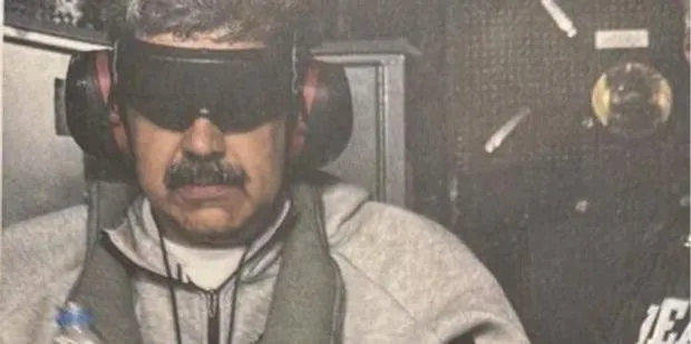 “Сподіваюсь, їм сподобалось летіти на гелікоптері”: Мадуро та його дружину перевозять на кораблі до Нью-Йорка на суд – Трамп (фото) “Сподіваюсь, їм сподобалось летіти на гелікоптері”: Мадуро та його дружину перевозять на кораблі до Нью-Йорка на суд – Трамп (фото)