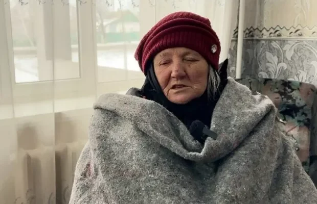 Стареньку знайшов місцевий: Із Добропілля евакуювали жінку, яка три тижні прожила у холодній хаті без їжі та води (відео) Стареньку знайшов місцевий: Із Добропілля евакуювали жінку, яка три тижні прожила у холодній хаті без їжі та води (відео)