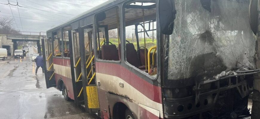 У Херсоні росіяни вгатили по маршрутці — є жертви У Херсоні росіяни вгатили по маршрутці — є жертви