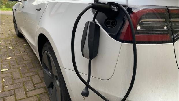 У Києві чоловік заряджав Tesla від домашньої зарядки – у будинку вибило автомати, всі залишився без світла У Києві чоловік заряджав Tesla від домашньої зарядки – у будинку вибило автомати, всі залишився без світла