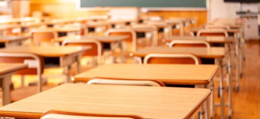 У Луцьку куля влучила у вікно школи під час повітряної тривоги (фото) У Луцьку куля влучила у вікно школи під час повітряної тривоги (фото)