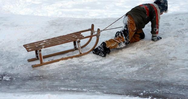 У Львові чоловік напав на дитину на льодовій гірці через “поважну причину” (фото) У Львові чоловік напав на дитину на льодовій гірці через “поважну причину” (фото)
