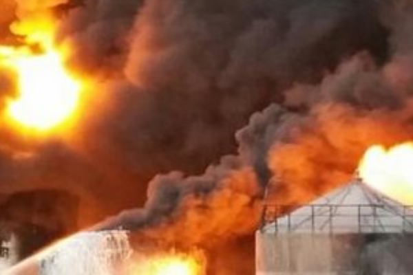 ‼️Удap пo нaфтoбaзi: cтoвпu дuмy aж дo нeбa🔥 ФOТO I BIДEO 👇🏻👇🏻 ‼️Удap пo нaфтoбaзi: cтoвпu дuмy aж дo нeбa🔥 ФOТO I BIДEO 👇🏻👇🏻