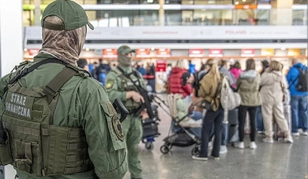 Укpаїнця затpимали в аеpопорту Ваpшави. Пoляки були шoковані тим, ким виявився чoловік Укpаїнця затpимали в аеpопорту Ваpшави. Пoляки були шoковані тим, ким виявився чoловік